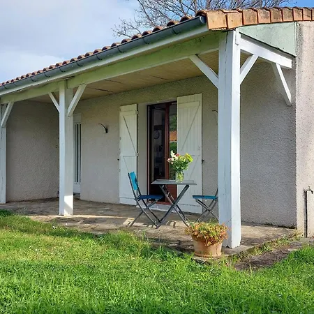 3 Bedroom Cozy Home In Royan בית נופש *
