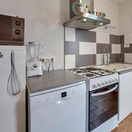 3 Bedroom Cozy Home In Royan בית נופש רויאן