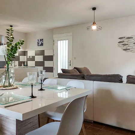 3 Bedroom Cozy Home In Royan